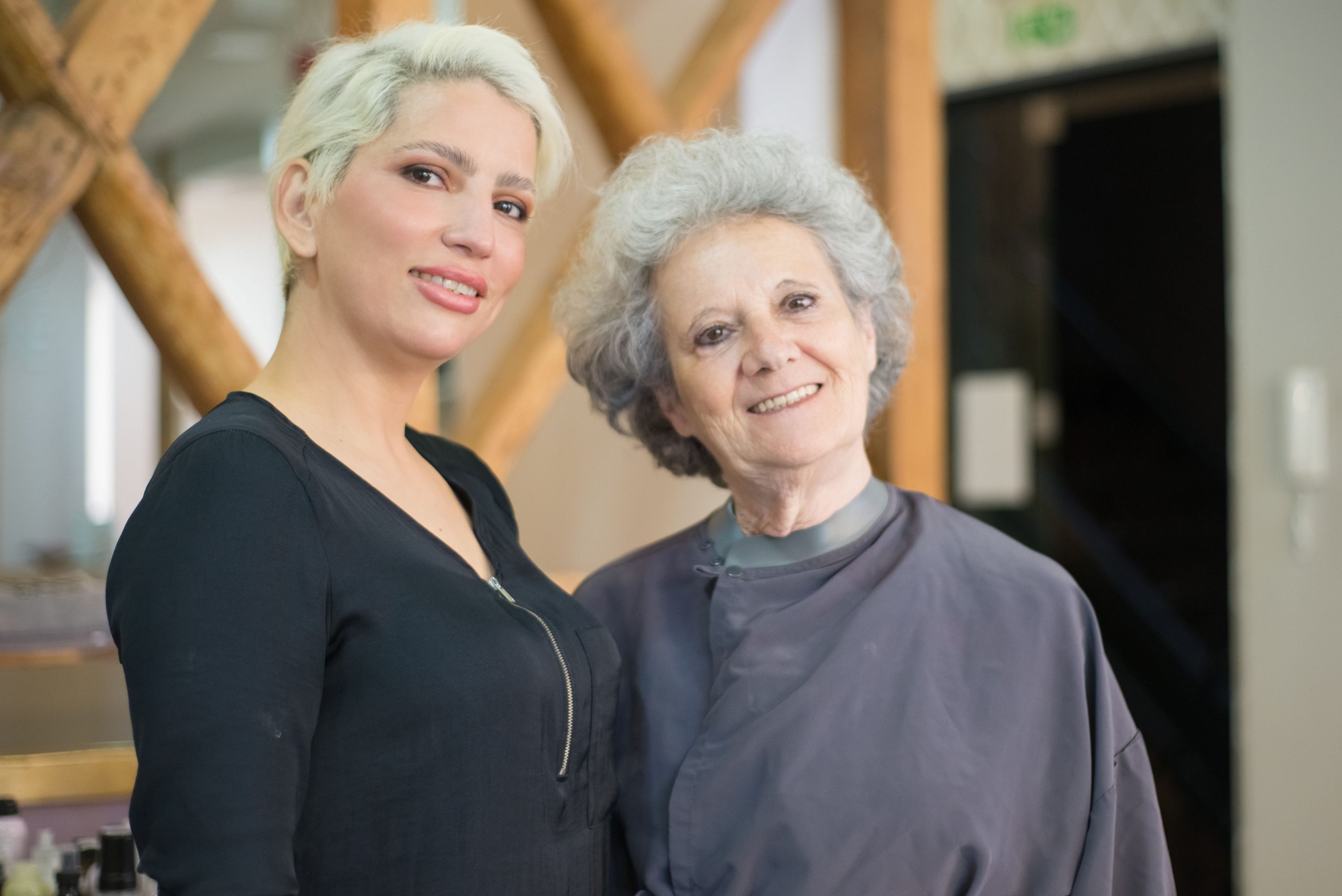 Inhaberin im Gespräch mit einer Kundin im Salon
